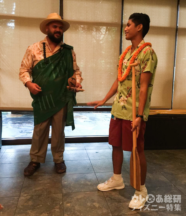 アンクルズ・カハカイ・カヌー・レースではカヌーに関するお話しをアンクルが教えてくれます