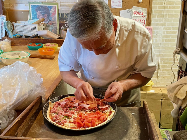 【トニーズピザ】いろいろな具材を生地にのせるが、チーズで見えなくなる