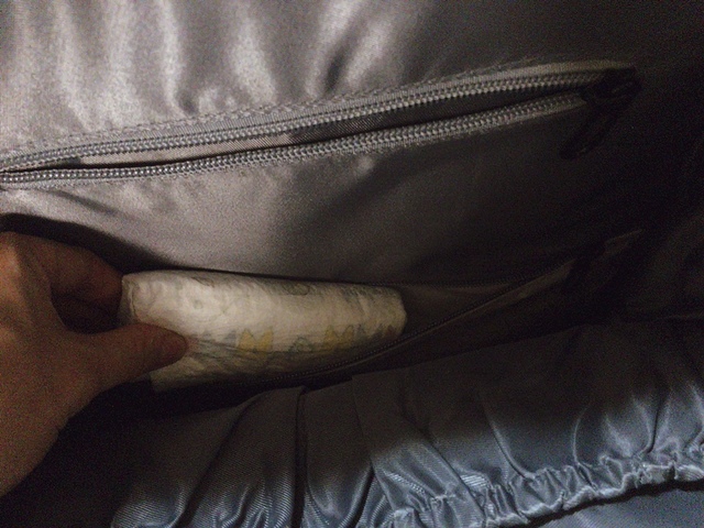 【FLOLAL ONLINE マザーズリュック 折り畳みベビーベッド】メインポケット下部には防水加工済みのポケットがあり、使い終わったおむつを入れられる