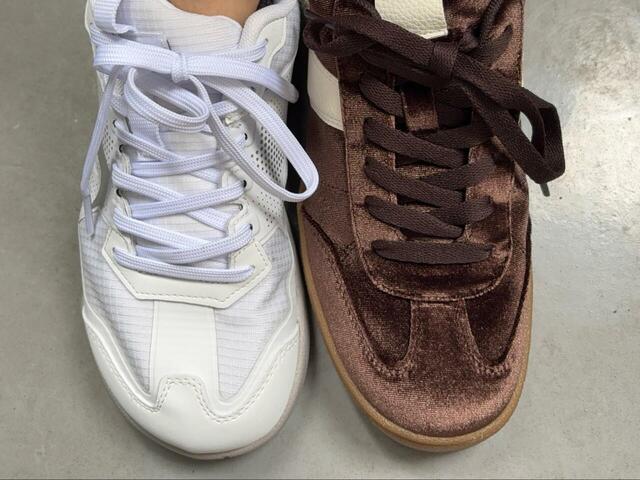 【ワークマン BMZアシトレウォーキング】GUのベロアスニーカーと比較。アシトレウォーキングは足先の幅が広いことがわかります