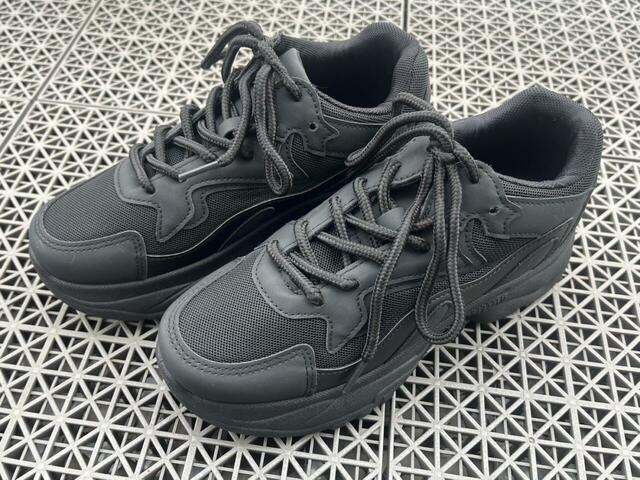 【ハニーズ ダッドスニーカー】足首の前側（ベロが当たる部分）に少しだけ違和感があるかも。気になる方は最初だけ厚めの靴下を履くのがおすすめです