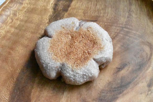 噛みごたえがあるハード系パンのあんぱん