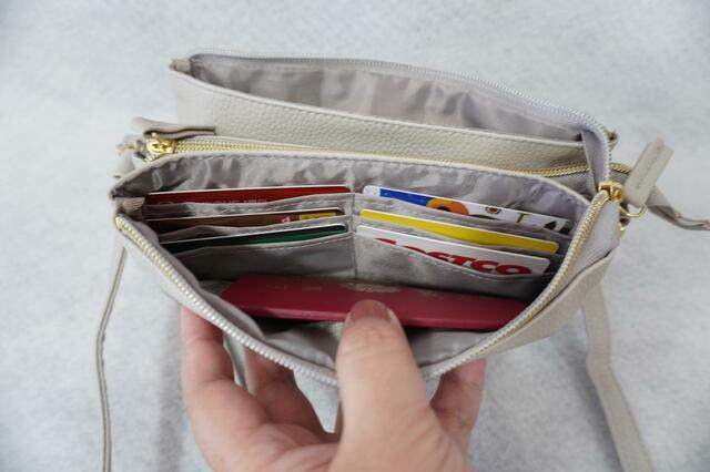 6つのカードポケットがついた収納スペース