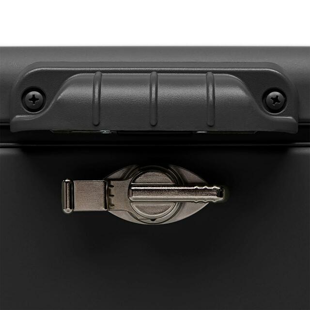 【コールマン 54QT スチールベルトクーラー（ミッドナイト）】フタは密閉力の高いラッチロック仕様。保冷力はなんと約4日！