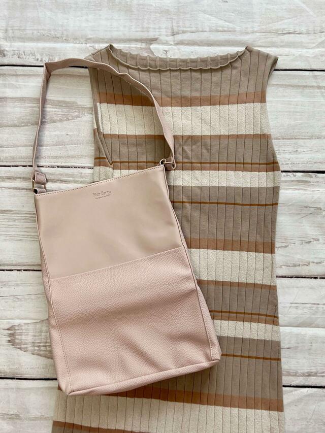 Her lip toのカジュアルなボーダードレスとも相性抜群！『Her lip to 5th Anniversary Book One Handle Bag ver.Her lip to』小嶋陽菜完全監修「ハーリップトゥ」One Handle Bag（ワンハンドルバッグ）価格：3,289円（税込）