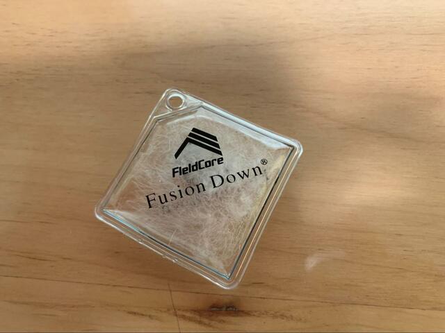 【ワークマン リペアテック洗えるフュージョンダウンジュニアフーディー】ダウンの見本がついていました。