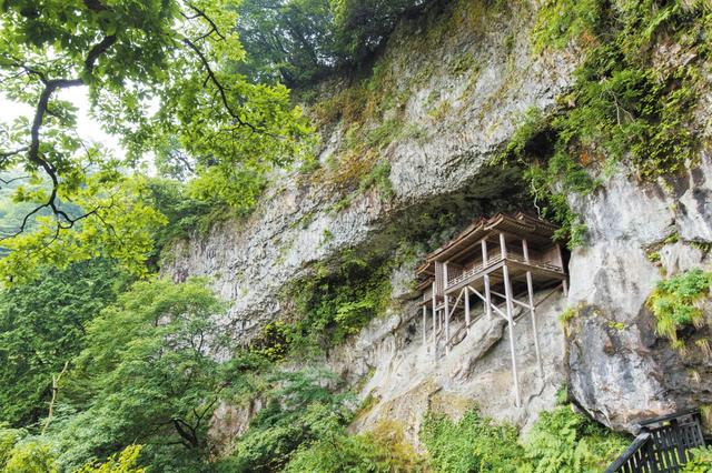 【倉吉・三朝エリア】三徳山 三佛寺 投入堂｜いまだに建築工法も謎。なお参拝登山は必ず2人以上で。服装や靴などの制約もあるので事前に公式HP等を参照
