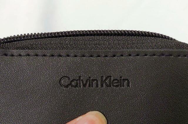 【Calvin Klein（カルバン・クライン）ミニ財布】シンプルな型押しのみのデザインで、使いやすそう