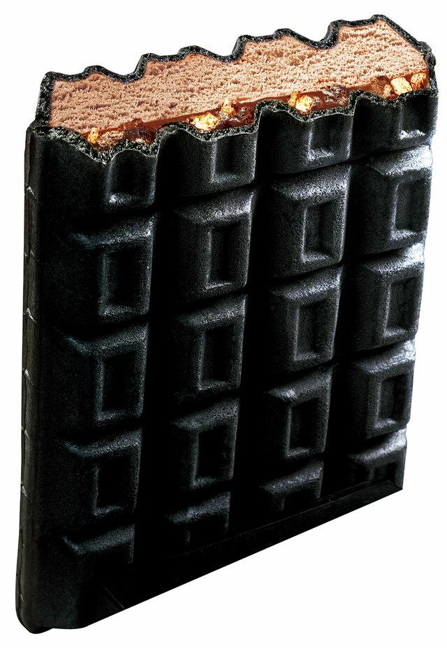 【商品名】ブラックサンダーチョコモナカ  【価格】348円（税込）【発売日】2026年3月3日（火）【発売地域】全国【内容】ブラックサンダーをイメージしたモナカアイスです。２種類のクッキーをチョコに混ぜ込みザクザク感を再現しました。アイスには、カカオマスとココアパウダーを配合し、チョコ感がしっかりと味わえる仕立てです。※数量限定