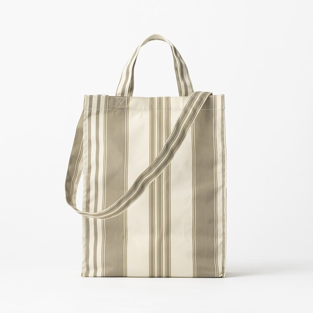 【UNITED ARROWS×成城石井 オリジナルショッピングバッグ】前面はロゴ入り、背面はシンプルなデザイン