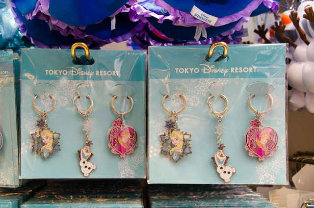 東京ディズニーランド(TDL)「アナとエルサのフローズンファンタジー」期間中に購入できる、映画『アナと雪の女王』関連グッズ ©Disney