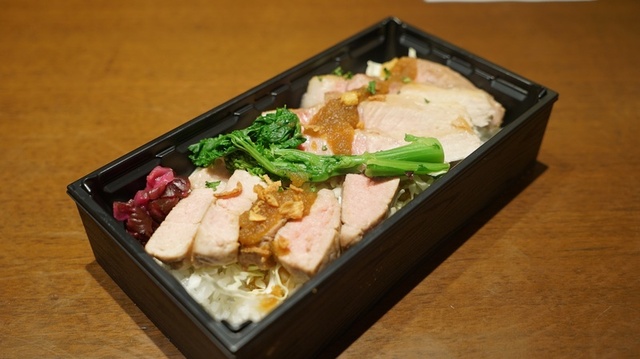 白金豚ヒレ・肩ロース（塩麹漬）の食べ比べ弁当