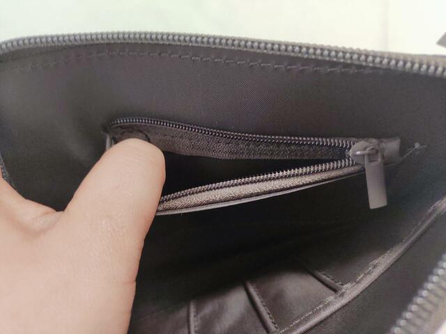 内側には、ファイスナー付きのポケットもあり
