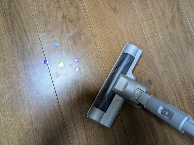 【アイリスオーヤマ MagiCaleena ゴミ回収ドック付き充電式サイクロンスティッククリーナー】圧倒的な軽さで小回りが利きます！ヘッド部分やパイプもかさばらないので、ソファの下などを掃除するのも簡単♪