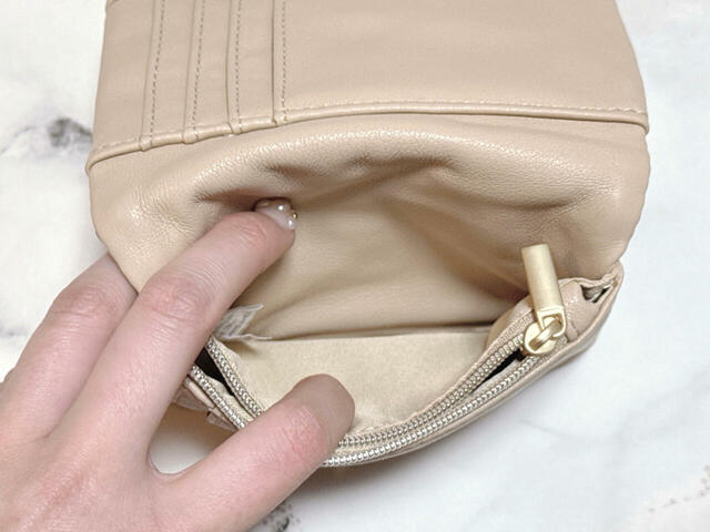 ファスナーポケットの後ろにもポケット付き