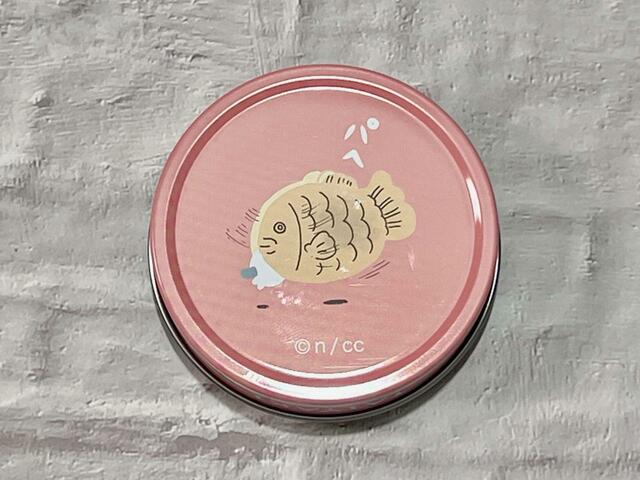 【ちいかわ　プチキャン3】裏面はたい焼きに食べられてしまったように見えるハチワレのイラストです♪