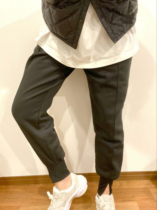 【coca 裏起毛ピンタックジョガーパンツ】下に向かってすぼまっていくデザインで、細見え効果◎
