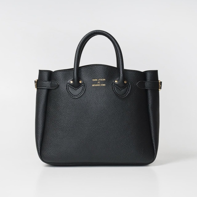 【『YOUNG & OLSEN The DRYGOODS STORE BELTED TOTE BAG BOOK BLACK』(宝島社)】ベルトデザインがおしゃれなレザー調トートバッグ。ブランドで人気のベルテッドトートをベースに。