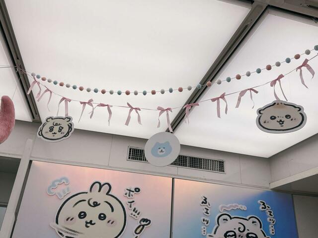 店内の天井にも注目です！リボンやポンポンのついたベッドメリー風の飾りがかわいすぎる〜！