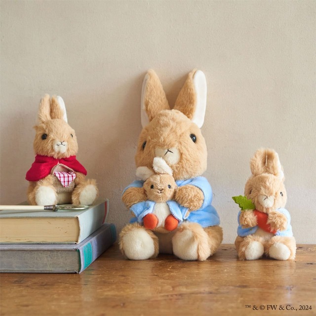 【ピーターラビット×Afternoon Tea】ぬいぐるみS 各¥2,970、ぬいぐるみM ¥5,500