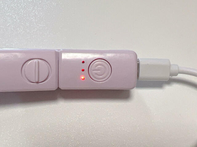 スイッチをオン。1回押すと140度に。赤いランプは1つだけともります