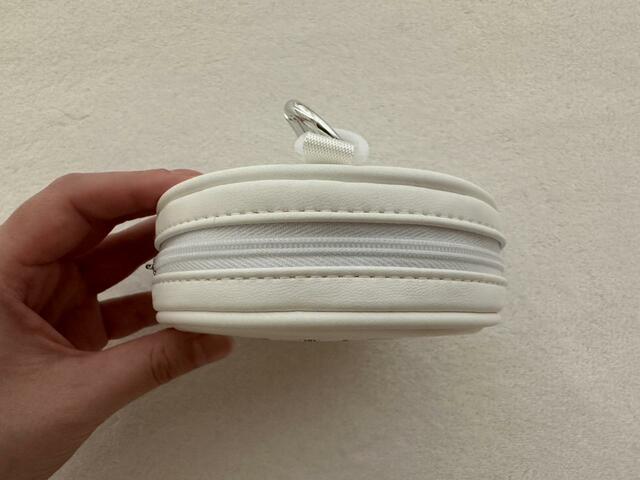 ポーチもファスナー開きだからちょっとしたアイテムを入れられます【GU】クリアバッグ HELLO! PROJECT(カラー01 OFF WHITE):1,990円(税込)