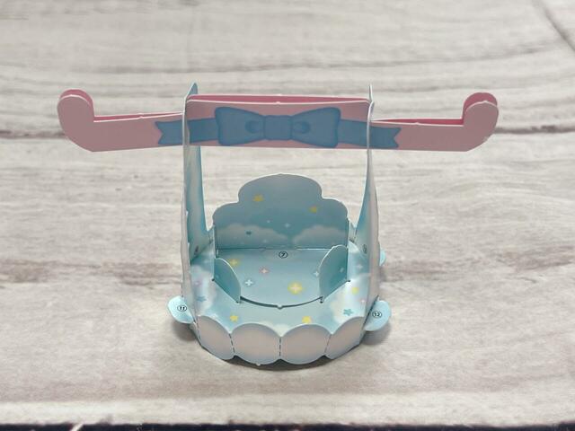 いす＆チェーンに通し、切れ目に差し込みます