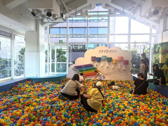 【KIDS PARK】七色のボールで虹を作れるボールプール「ナナイロスカイ」