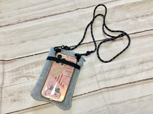 クリアポケットにはスマホも入ります