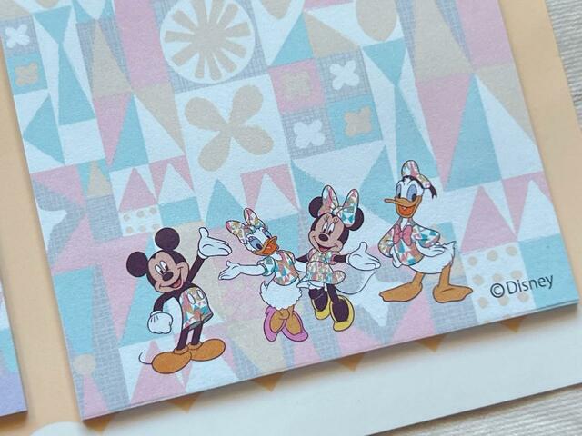 下部には『イッツ・ア・スモールワールド』柄のコスチュームを身に纏ったミッキーたちが！