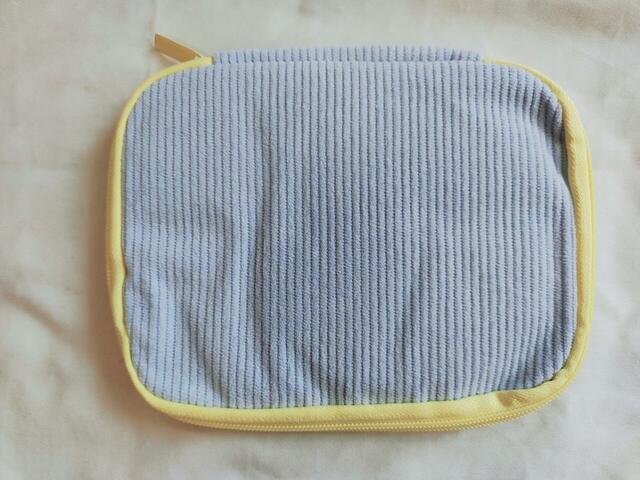 裏面はシンプルな無地