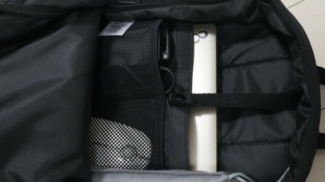 【adidas(アディダス) マストハブ バックパック】メッシュポケットにはノートPCやタブレットのコードや周辺機器を入れるのがおすすめ◎