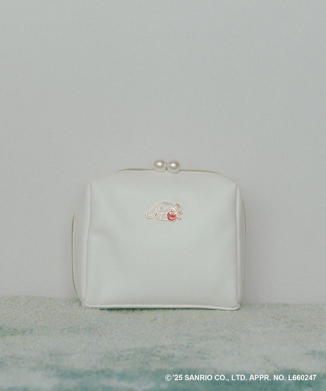 【シナモロール×VIS】「ソフトポーチ」ホワイト ￥4,389／がばっと開いて見やすく、自立する柔らか合皮のポーチです