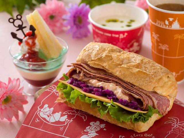 パストラミビーフサンド(クリーミーキノコソース＆チーズ)　スープ＆デザートセット 1,830円｜販売店舗：東京ディズニーシー「ドックサイドダイナー」