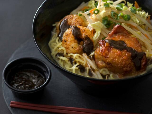 チキンと海老の白湯麺+ブラック麻辣ソース 1,310円|東京ディズニーリゾート「メイク ア チェンジ」|販売店舗:東京ディズニーランド「チャイナボイジャー」