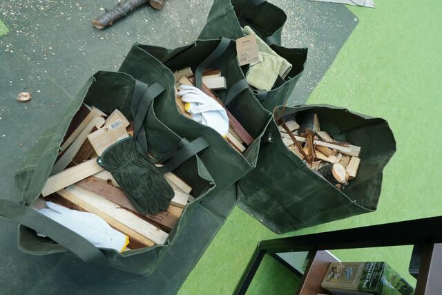 パラフィン帆布トートに薪を入れているところ