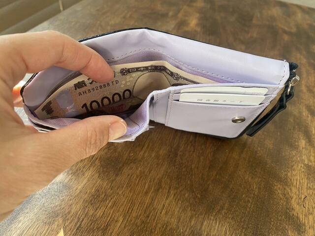 【niko and...　オリジナル二つ折りL字財布】柔らかい素材なので、お札も取り出しやすいです！