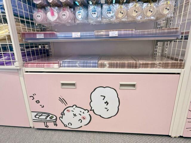 草むしり検定5級の勉強をするちいかわ。健気な日々も棚下の装飾で描かれています