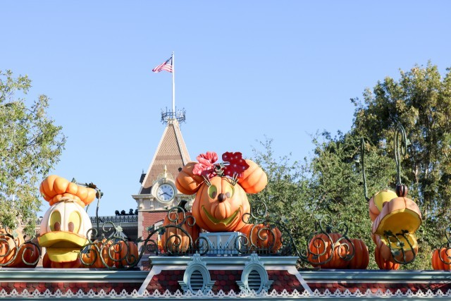 ディズニーランドのエントランス