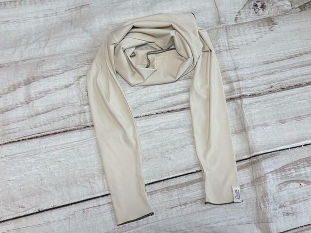 使わないときは細長く折りたたんでストールとしても使用可能