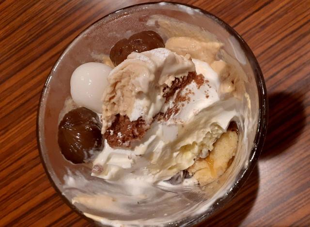 上から断面をのぞくの、好き。奥の方からシフォンケーキを発掘！／びっくりドンキー「ジョッキパフェ」