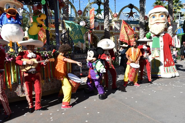 ミッキーは下に降りてミュージシャンと掛け合いを始めます。