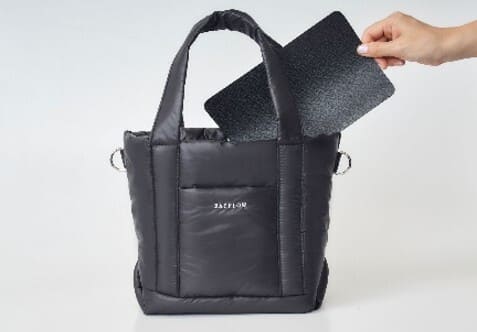 【『BAYFLOW 収納5ポケット キルティングバッグBOOK』(宝島社)】底板付きでしっかり自立! 荷物の出し入れがしやすい