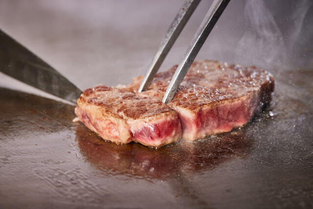 「沖縄県産黒毛和牛ステーキ」＜期間：2025年8月1日〜＞【本格鉄板でシェフが焼き上げる「黒毛和牛」と「イセエビ」が食べ放題！沖縄・瀬長島ホテルで五感で楽しめるランチビュッフェがスタート！】