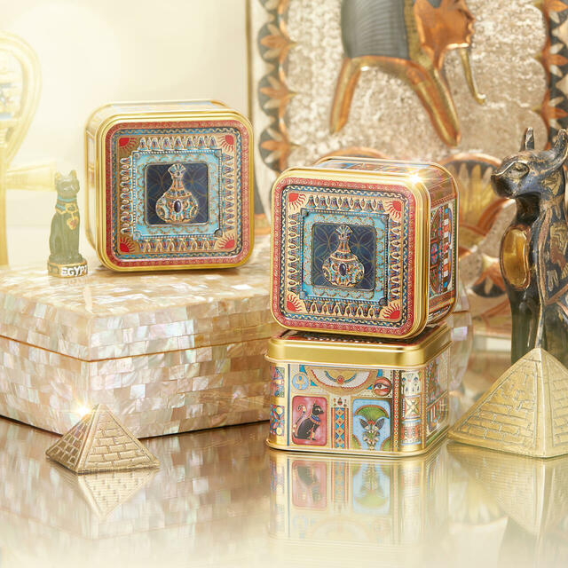 「「ACN ラムセス大王展 ファラオたちの黄金」限定『エジプト缶』」＜価格：1,540円（税込）＞【【青山デカーボ×ラムセス大王展】“古代エジプト”がガラス絵でデザインされたクッキー缶「エジプト缶」登場！】