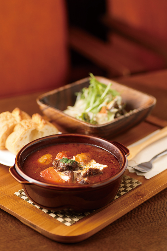 北鎌倉 ・狸穴 Cafe／「ブルゴーニュ風ビーフシチュー」（パン・サラダ付き１９８０円）。限定30食。