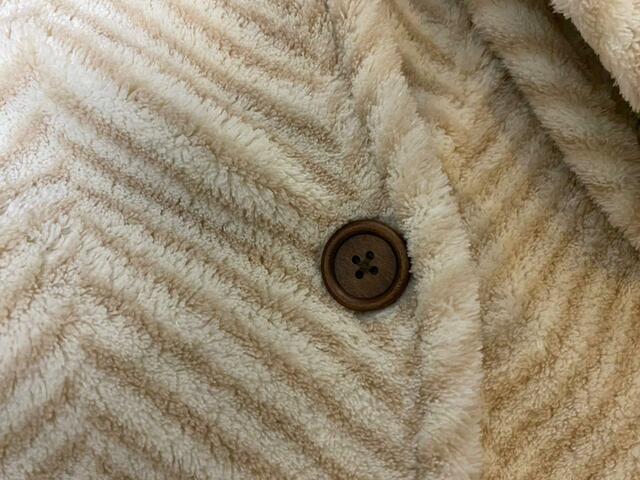 【LOWYA 着る毛布】ウッドテイストなボタンのディテールがお洒落感をプラス