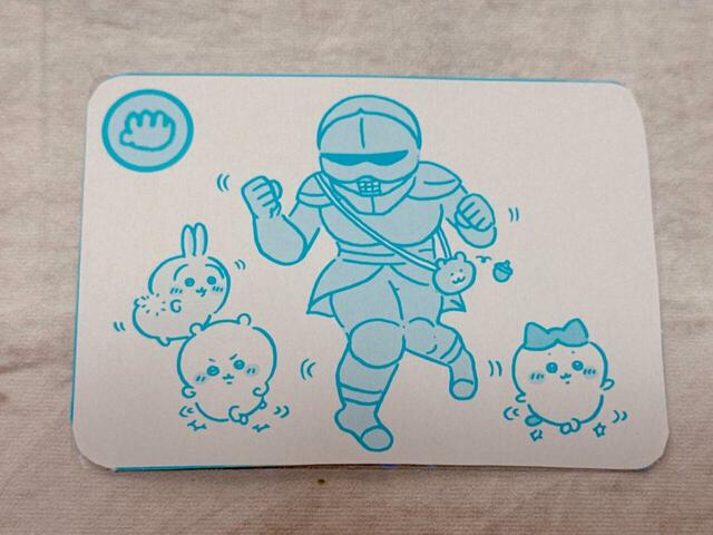 【ちいかわ キラだッッ ホログラムカードメーカー】裏面はダンスを踊るポシェットの鎧さんとちいハチうさ。華麗にステップを踏むちいかわがかわいい〜