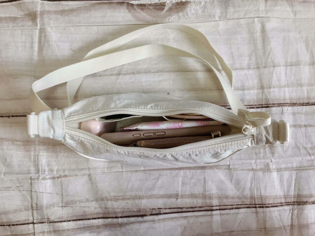 スッキリシルエットで持ちたい場合な、モバイルバッテリーやミニタオルを抜くと◎