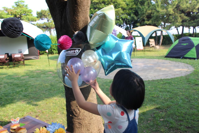 バルーンアートで、飾り付ければ野外パーティー。